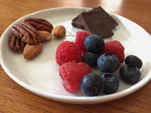 树莓、蓝莓、黑巧克力、山核桃和杏仁