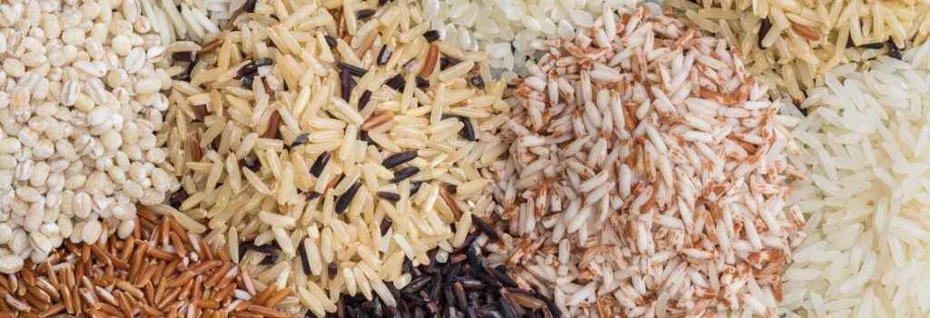 Little piles of different rice varieties